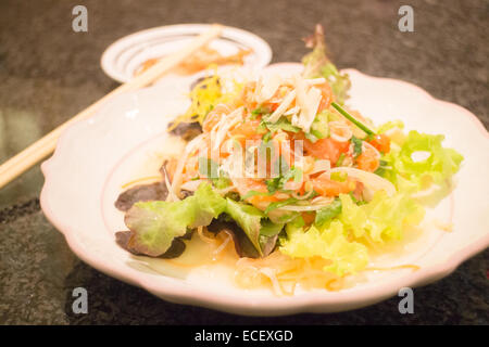 Salade de saumon aigre et épicée avec des légumes et de fines herbes, stock photo Banque D'Images