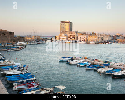 Vue panoramique sur le port de Gallipoli, Italie. Banque D'Images