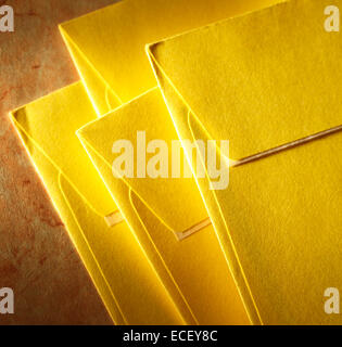 Enveloppes vierges sur papier jaune Banque D'Images