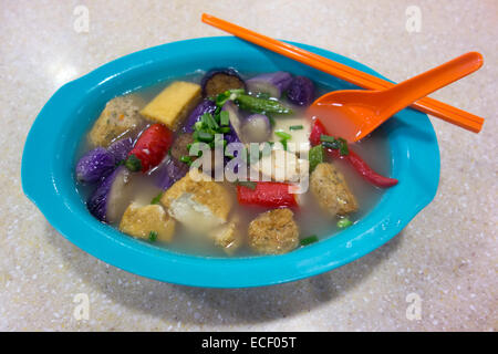 Légumes chinois épicé et de soupe de poisson appelé Yong Foo Tau Banque D'Images