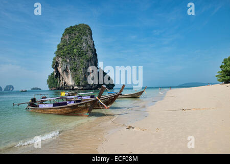 Bateaux longtail en face de l'île heureuse hors de Phra Nang Beach, Railay, Krabi, Thaïlande Banque D'Images