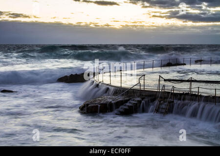 Piscine océan Bronte au lever du soleil à Sydney, Australie Banque D'Images