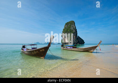 Bateaux longtail en face de l'île heureuse hors de Phra Nang Beach, Railay, Krabi, Thaïlande Banque D'Images