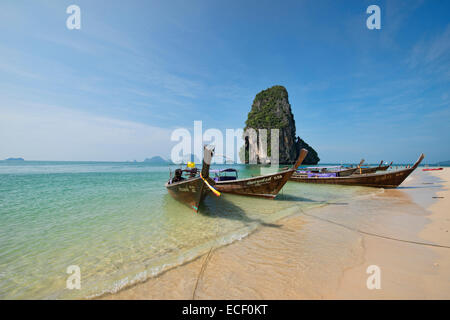 Bateaux longtail en face de l'île heureuse hors de Phra Nang Beach, Railay, Krabi, Thaïlande Banque D'Images