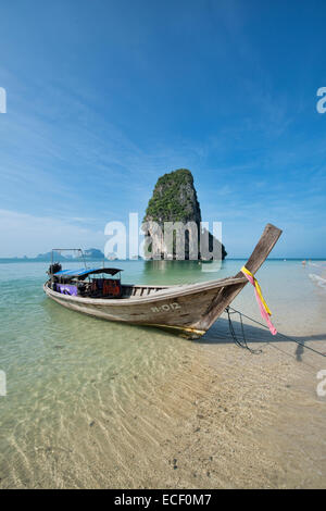 Bateau longtail en face de l'île heureuse hors de Phra Nang Beach, Railay, Krabi, Thaïlande Banque D'Images