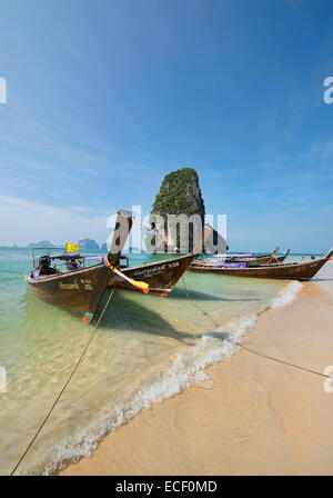 Bateaux longtail en face de l'île heureuse hors de Phra Nang Beach, Railay, Krabi, Thaïlande Banque D'Images