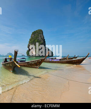 Bateaux longtail en face de l'île heureuse hors de Phra Nang Beach, Railay, Krabi, Thaïlande Banque D'Images