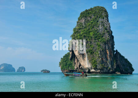 Bateau longtail en face de l'île heureuse hors de Phra Nang Beach, Railay, Krabi, Thaïlande Banque D'Images