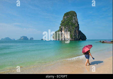 Marche sur Phra Nang Beach, Railay, Krabi, Thaïlande Banque D'Images