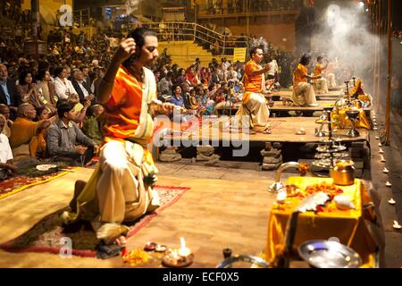 28 novembre 2014 - 28 novembre 2014 ''" Varanasi, Inde. L'exécution d'une 'Ganga aarti' est peut-être la plus fondamentale des rituels hindous, pourtant, ce système universel de payer l'égard de Dieu a été affiné pour un art en les ghats du Gange dans l'Uttar Pradesh, Inde. Selon la légende, Varanasi a été fondée par le Dieu Shiva. Les Pandavas, les héros de l'épopée Hindoue Mahabharata sont également dit d'avoir visité la ville à la recherche de Shiva à expier ses péchés de fratricide et BrÄhmanahatya qu'ils avaient commis durant la guerre de Kurukshetra climatiques. Il est considéré comme un des sept ville sainte Banque D'Images