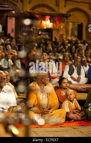 28 novembre 2014 - 28 novembre 2014 ''" Varanasi, Inde. Des foules de gens lors d'une 'Ganga aarti' est peut-être la plus fondamentale des rituels hindous, pourtant, ce système universel de payer l'égard de Dieu a été affiné pour un art en les ghats du Gange dans l'Uttar Pradesh, Inde. Selon la légende, Varanasi a été fondée par le Dieu Shiva. Les Pandavas, les héros de l'épopée Hindoue Mahabharata sont également dit d'avoir visité la ville à la recherche de Shiva à expier ses péchés de fratricide et BrÄhmanahatya qu'ils avaient commis durant la guerre de Kurukshetra climatiques. Il est considéré comme l'o Banque D'Images