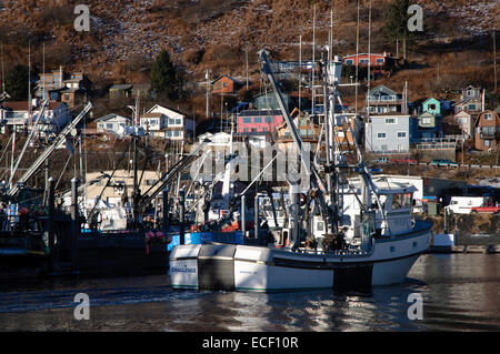 Bateau de pêche arrivant à Kodiak, Alaska Banque D'Images