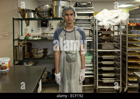 Portraits des visiteurs et bénévoles de la communauté lors d'une cuisine américaine équipée (cuisine collective). Daily Bread Food cuisine organisation est situé dans l'est de la Floride et a commencé en 1987 et dépend entièrement de bénévoles, à l'exception de quelques personnes. Ils ne reçoivent pas de fonds publics mais sont complètement dépendants des dons. En plus de bénévoles, il y a aussi des gens qui ont eu des démêlés avec la loi, en particulier les conducteurs en état d'ébriété qui ont été coincés derrière le volant sous l'influence. Ils sont autorisés à convertir une partie de leur peine Banque D'Images