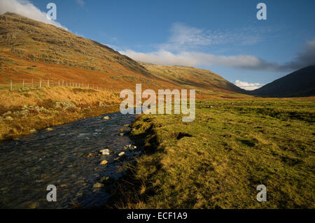 La rivière Duddon dans le Parc National du Lake District, Cumbria Banque D'Images