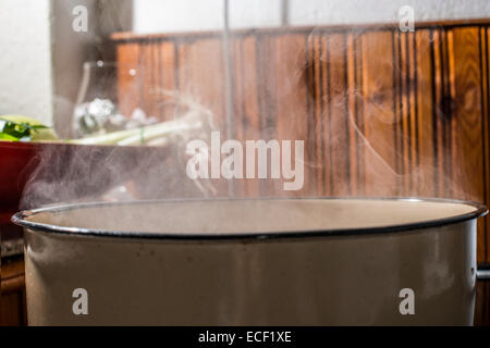 L'eau bouillante dans une casserole. Cuisine Vintage Banque D'Images