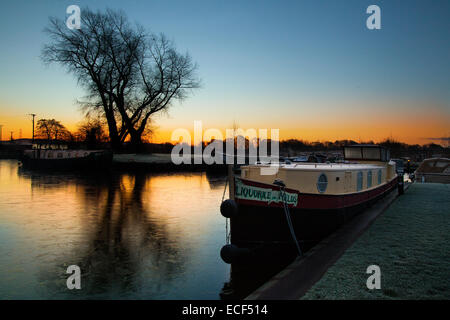 Rufford, Burscough, Preston, Lancashire, UK 24 Décembre, 2014. Météo britannique. Une fine couche de glace à Rufford Marina après une nuit froide avec des températures autour de -2C sur la zone de West Lancashire. Credit : Mar Photographics/Alamy Live News Banque D'Images