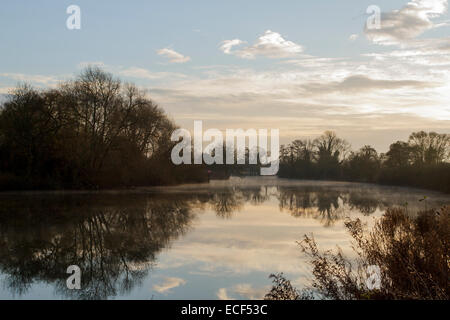 Windsor, Berkshire, Royaume-Uni. 13 décembre 2014. Météo britannique. Brume matinale sur la Tamise à Windsor, Berkshire. Credit : Ed Brown/Alamy Live News Banque D'Images