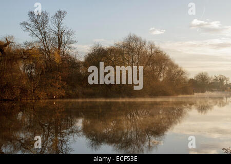 Windsor, Berkshire, Royaume-Uni. 13 décembre 2014. Météo britannique. Brume matinale sur la Tamise à Windsor, Berkshire. Credit : Ed Brown/Alamy Live News Banque D'Images