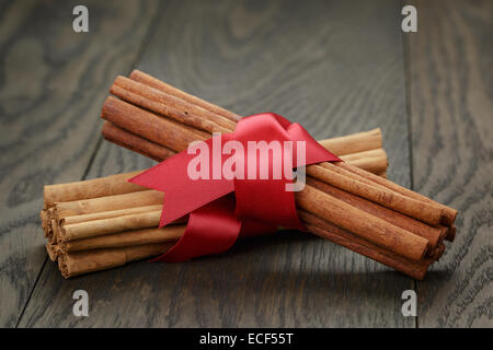 Bâtons de cannelle de Ceylan véritable liée, sur table en bois Banque D'Images