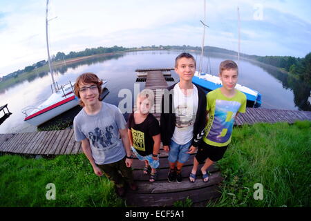 Les adolescents au camp, en forêt de type scout Lubianka, près de Poznań, région de Sainte-Croix Banque D'Images