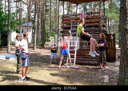 Les adolescents au camp, en forêt de type scout Lubianka, près de Poznań, région de Sainte-Croix Banque D'Images