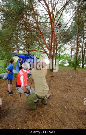 Les adolescents au camp, en forêt de type scout Lubianka, près de Poznań, région de Sainte-Croix Banque D'Images