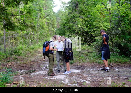 Les adolescents au camp, en forêt de type scout Lubianka, près de Poznań, région de Sainte-Croix Banque D'Images