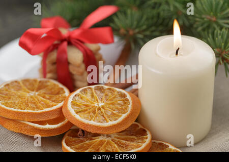 Christmas Cookies et bougie, photo rustique Banque D'Images