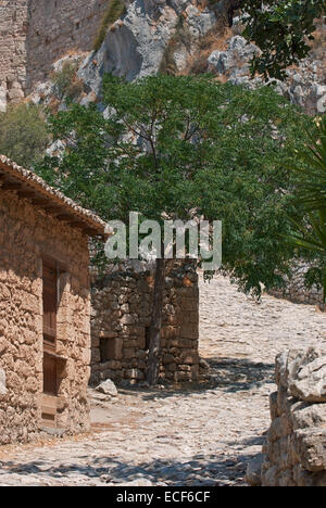 La route pavée, et menant à l'entrée principale de l'ancienne forteresse de l'ancienne Corinthe. Péloponnèse, Grèce. Banque D'Images