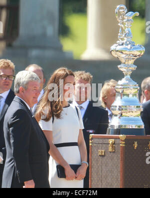 Catherine, duchesse de Cambridge s'occupe du lancement de la British America's Cup voile à Greenwich avec : Kate Middleton, Catherine Middleton, duchesse de Cambridge,Sir Keith Mills où : London, Royaume-Uni Quand : 10 Juin 2014 Banque D'Images