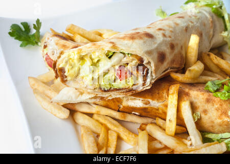 Une assiette de frites avec taquitos Banque D'Images