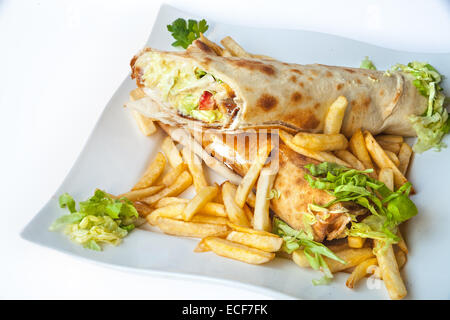 Une assiette de frites avec taquitos Banque D'Images