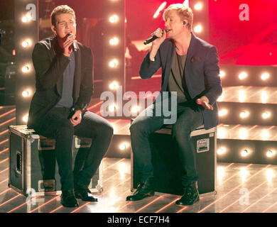Berlin, Allemagne. Dec 12, 2014. Andrei candidat Vesa (L) effectue avec membre du jury Samu Haber (R) lors de la finale de l'émission de télévision 'La Voix de l'Allemagne' à Berlin, Allemagne, 12 décembre 2014. Le show est diffusé sur la chaîne de télévision Sat.1. Photo : Joerg Carstensen/dpa/Alamy Live News Banque D'Images