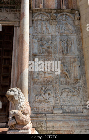 Portail de la basilique San Zeno flanquée de 18 bas-reliefs représentant des scènes de l'Ancien Testament et de vol de Théodoric Banque D'Images