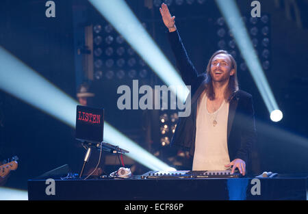 Berlin, Allemagne. Dec 12, 2014. The French House DJ et producteur de musique David Guetta est sur scène lors de la finale de l'émission de télévision 'La Voix de l'Allemagne' à Berlin, Allemagne, 12 décembre 2014. Le show est diffusé sur la chaîne de télévision Sat.1. Photo : Joerg Carstensen/dpa/Alamy Live News Banque D'Images