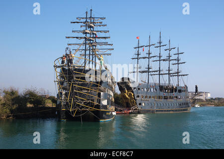 Faux bateaux pirates sur la rivière de Manavgat Banque D'Images