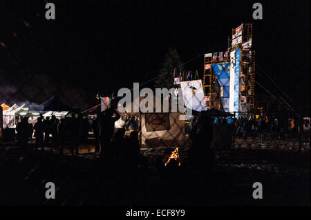 Bozeman, au Montana, aux Etats-Unis. 12 Déc., 2014. Une grande foule se rassemble pour observer le régime escalade finales à la Fédération internationale de l'escalade et l'Alpinisme Ice Climbing World Cup à Bozeman, au Montana, aux Etats-Unis. Les activités se poursuivent jusqu'à samedi. Crédit : Thomas Lee/Alamy Live News Banque D'Images