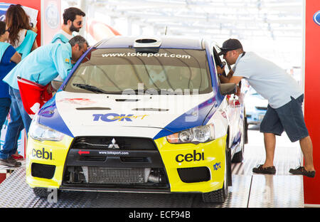 ISTANBUL, TURQUIE - 12 juillet 2014 : Yigit Timur avec Mitsubishi Lancer Evo 10 de l'équipe WRT Toksport dans podium de départ 35. Istanbul Banque D'Images