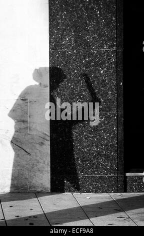 Ombre d'un diplôme d'honneur faites défiler jusqu'à l'extérieur de l'Université de Southampton Solent sur l'obtention du diplôme week 2014. Banque D'Images