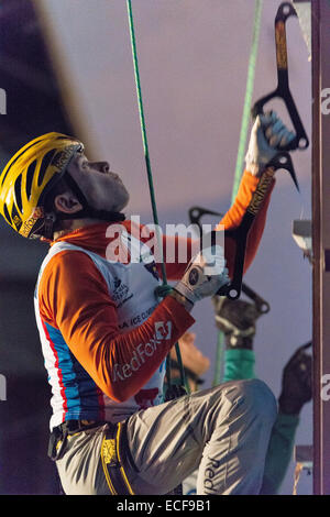 Bozeman, au Montana, aux Etats-Unis. 12 Déc., 2014. Nikolai Kuzovlev courses vers le haut du mur sur la gagnante est grandement à la vitesse des hommes à l'événement d'escalade Escalade et Alpinisme International Federation's Ice Climbing World Cup. Crédit : Thomas Lee/Alamy Live News Banque D'Images