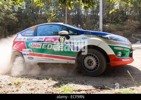 ISTANBUL, TURQUIE - 16 août 2014 : Ferhat Tanribilir durs Ford Fiesta R2 de voiture Ford Castrol Team Turkiye dans Avis Bosphore R Banque D'Images