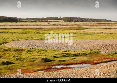 Dommages causés à la défense côtière par la tempête de décembre 2013 sur le CLAJ North Norfolk Coast, au Royaume-Uni. Les énormes vagues complètement manqué à la plage, et le poussa à l'intérieur des terres sur le CLAJ réserve naturelle. Banque D'Images