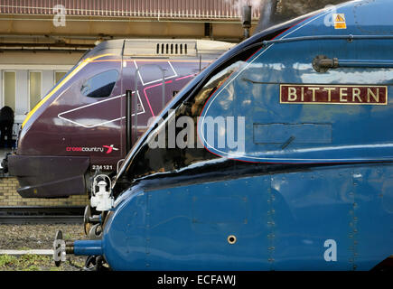 La gare de York, Royaume-Uni, 13 décembre 2014. LNER simplifié une locomotive à vapeur classe4 '4464' du Petit Blongios, soeur de locomotive, le 'Mallard', se situe à la plate-forme après le transport de la "White Rose de Noël' tour de Londres King's Cross à New York. Crédit : david soulsby/Alamy Live News Banque D'Images