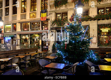 Bruxelles, Belgique - 8 décembre 2014 : l'éclairage de nuit décorée pour Noël Grand Place tôt le matin Banque D'Images