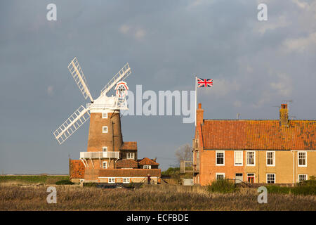 Une éolienne dans le CLAJ, Norfolk, Royaume-Uni. Banque D'Images