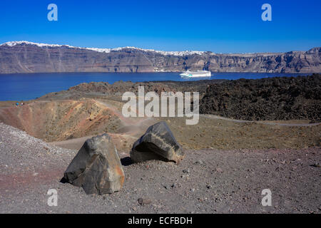 Nea Kameni lave volcanique, l'île de Santorin, Grèce, avec de l'investissement étranger sur le bord du cratère Banque D'Images