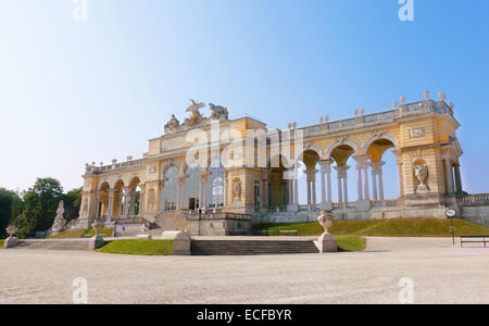 Vue sur chapelle du château de Schönbrunn en structure, Vienne, Autriche Banque D'Images