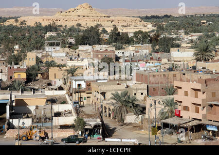 La ville moderne de Siwa, avec les ruines de Shali en arrière-plan, l'Égypte Banque D'Images