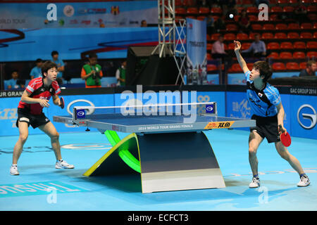 (L à R) Jun Mizutani, Masataka Morizono (JPN), le 12 décembre 2014 - Tennis de Table : GAC Group 2014 World Tour de l'ITTF des grandes finales au stade couvert, Huamark Bangkok, Thaïlande © YUTAKA/AFLO SPORT/Alamy Live News Banque D'Images