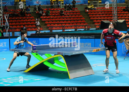 (L à R) Masataka Morizono, Jun Mizutani (JPN), le 12 décembre 2014 - Tennis de Table : GAC Group 2014 World Tour de l'ITTF des grandes finales au stade couvert, Huamark Bangkok, Thaïlande © YUTAKA/AFLO SPORT/Alamy Live News Banque D'Images